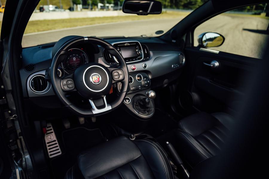 Интерьер Abarth 595C Turismo (312) 2016 года  (WW) (фото 8 из 31)